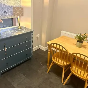 Large 2 Bedroom, Ground Floor Flat, Close To Edinburgh