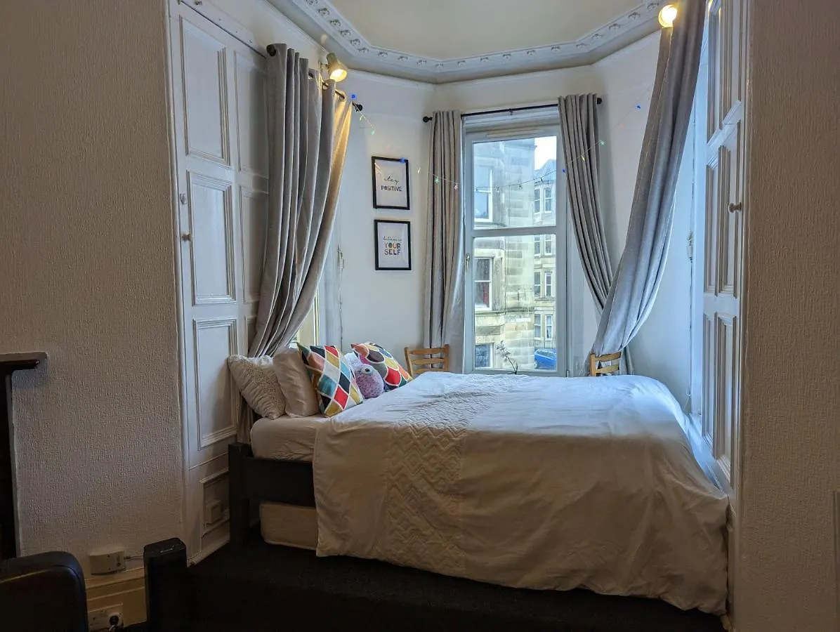 Huge Room In The City エディンバラ 0*,