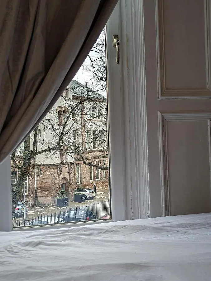 Huge Room In The City Edinburgh Apartment