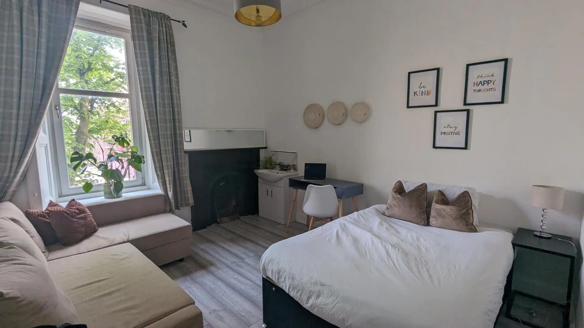 Huge Room In The City エディンバラ